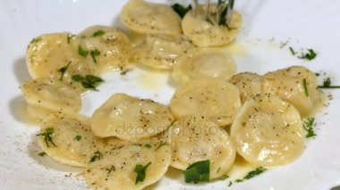 Çekim, hızlandırılmış köfte yiyor. Köfte yeşillik ile dekore edilmiştir.