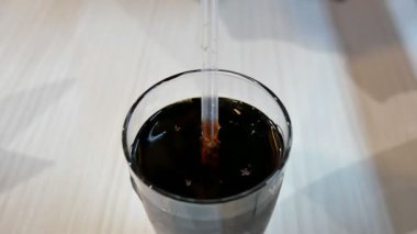 Saman cola cam bardak. Bir masada Cola cam canlandırıcı.