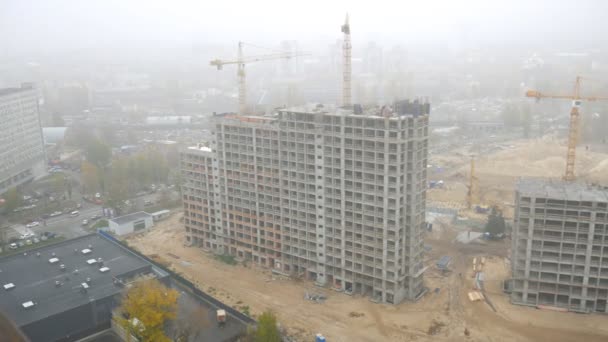 Construção de edifícios de vários andares com guindastes na Ucrânia. O Grande Nevoeiro . — Vídeo de Stock