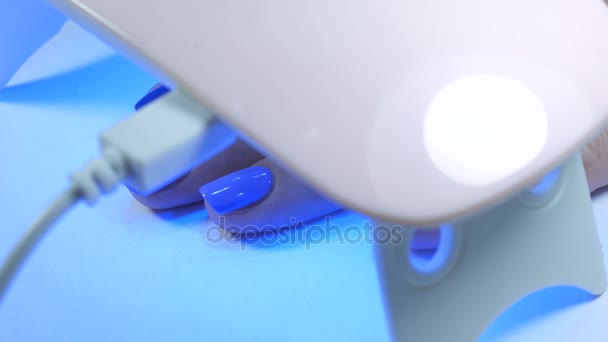 UV-lampa gel polska manikyr processen i hemförhållanden. — Stockvideo
