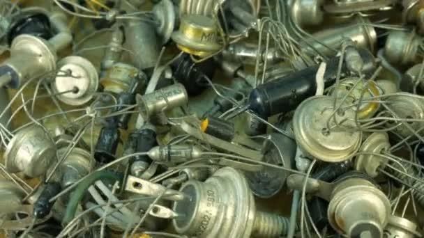 Фонова купа старих радіокомпонентів, діодний кінцевий транзистор з лампочками . — стокове відео