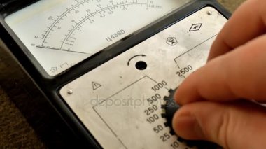 Elektrik voltajı Ofis donanımı kontrol etmek için voltmetre kullanarak Meter.Electrician