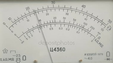 Elektrik voltajı Ofis donanımı kontrol etmek için voltmetre kullanarak Meter.Electrician