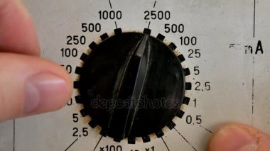 Elektrik voltajı Ofis donanımı kontrol etmek için voltmetre kullanarak Meter.Electrician