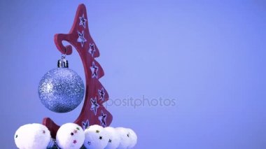 Mavi arka plan, metin için yer ile Noel ağacı. Döngü