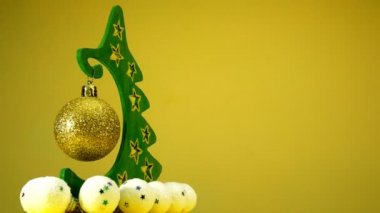 Noel ağacı yer metniniz için sarı zemin üzerine. Döngü