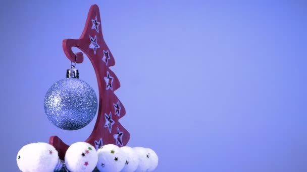 あなたのテキストと青の背景にクリスマス ツリー。ループ — ストック動画