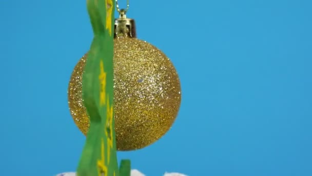 Ano Novo brinquedo amarelo em uma árvore de Natal artificial está girando . — Vídeo de Stock