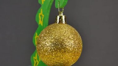 Yeni yıl sarı oyuncak yapay bir Noel ağacı üzerinde dönüyor.