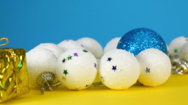 Yeni Yılınız Kutlu Olsun. Yeni yıl kartı Noel oyuncaklar ile mavi arka plan üzerinde.