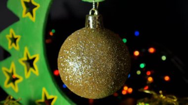 Yeni yıl oyuncak yapay bir Noel ağacı üzerinde ışık yanıp sönen sarı