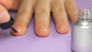 Closeup manikürcü jel tırnak cilası temelini fırsatlar. Manikür yapıyor.