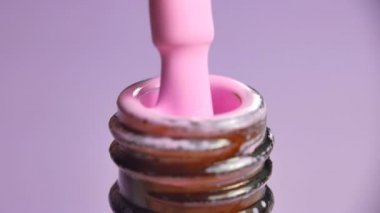 Manikür şişe ön plan üzerinde bir eğim alarak. Pembe, şeffaf.