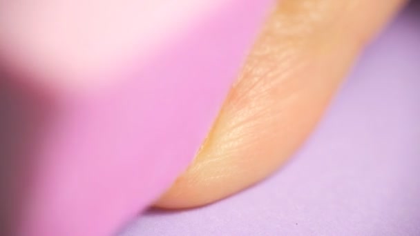 Женщина удаление геля, как лак для ногтей, после того, как он был смягчен гель удаления . — стоковое видео
