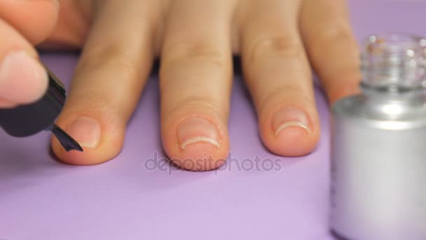 Manicurista primo piano si occupa della base per smalto gel. Facendo la manicure . — Video Stock