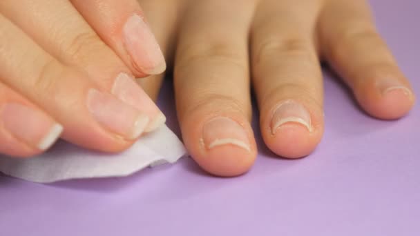 Traten las uñas de la mujer por la servilleta en el salón de belleza antes de aplicar la tapa . — Vídeo de stock