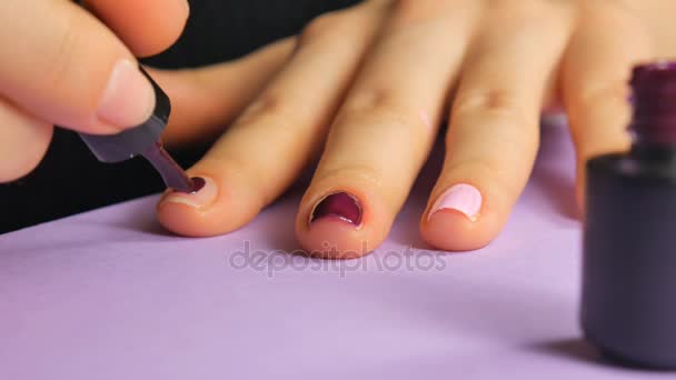 Stap van professionele gel polish manicure close-up beelden. Schoonheid industrie. — Stockvideo