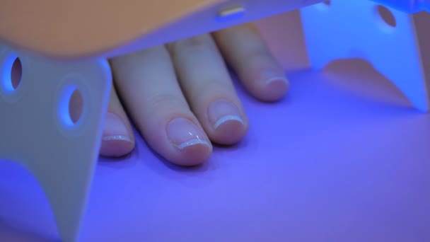 UV Lampa żel Polski manicure procesu w warunkach domowych. — Wideo stockowe