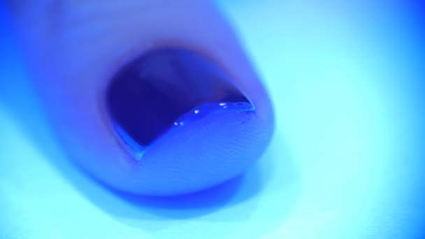 UV gel lâmpada polonês processo de manicure em condições de casa . — Vídeo de Stock