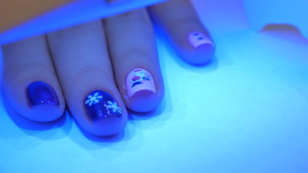 UV lamp gel polish manicure proces in huis voorwaarden. Nieuwe jaar manicure — Stockvideo