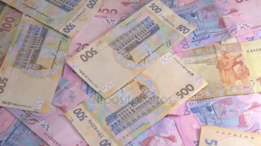 Eski ve yeni para dolar ve hryvnia masanın üzerine düşüyor.