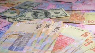 Eski ve yeni para dolar ve hryvnia masanın üzerine düşüyor.