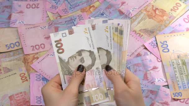 Empresários mãos contando dinheiro hryvnia. Contando dinheiro ucraniano . — Vídeo de Stock
