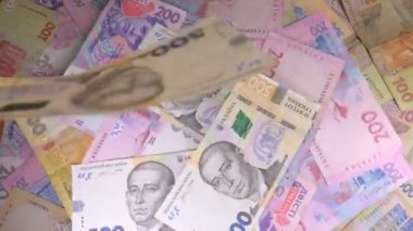 Para masanın üzerinde döndürmek. Mezhep. Dolar ve hryvnia