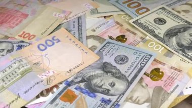 Para masanın üzerinde döndürmek. Mezhep. Dolar ve hryvnia