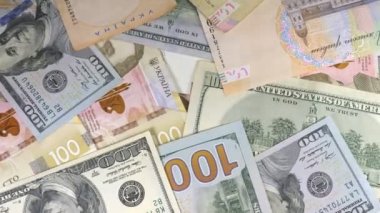 Para masanın üzerinde döndürmek. Mezhep. Dolar ve hryvnia