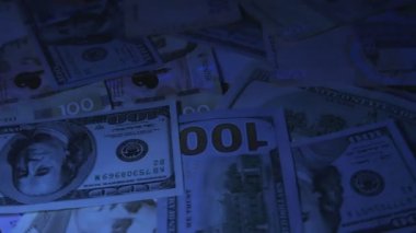 Para masanın üzerinde döndürmek. Mezhep. Dolar ve hryvnia. Ultraviyole ışık