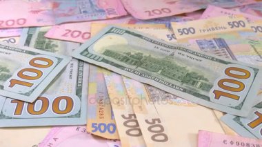 Kaymak para masanın üzerinde. Mezhep. Dolar ve hryvnia