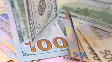 Yüz dolar. Sahte para algılama bir mıknatıs yardımıyla.
