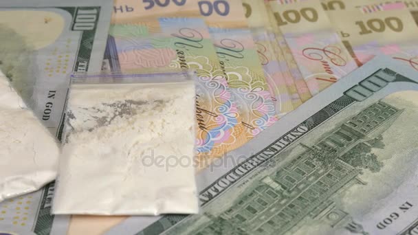 Drogas y dinero en efectivo en todas partes en una mesa. Primer plano de tiro . — Vídeos de Stock