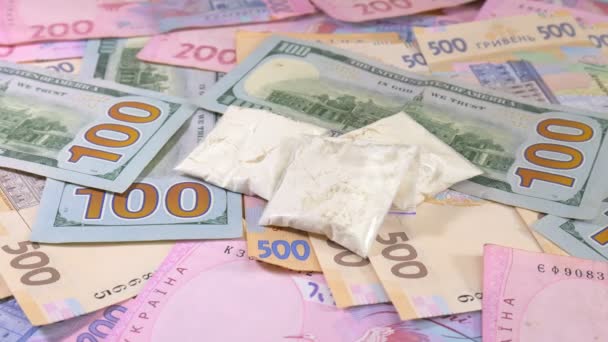 Droger och cash pengar överallt på ett bord. Närbild skott. — Stockvideo