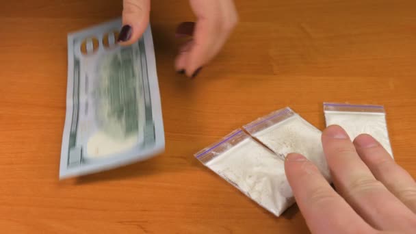 Ragazza, spaccio di droga che distribuisce soldi . — Video Stock