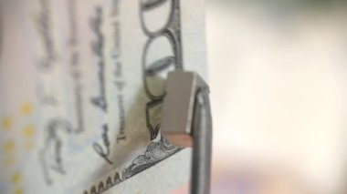 Yüz dolar. Sahte para algılama bir mıknatıs yardımıyla.