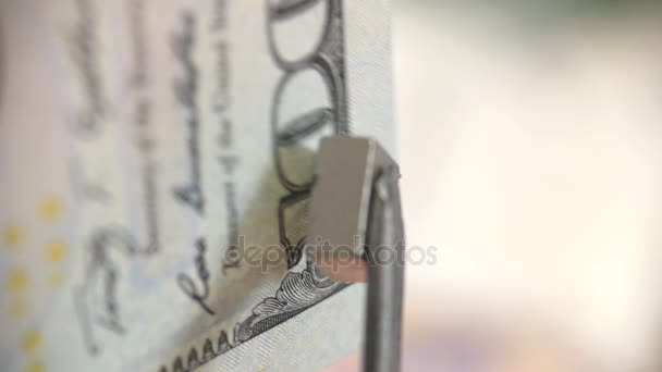 Cem dólares. Detecção de dinheiro falso com a ajuda de um ímã . — Vídeo de Stock