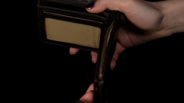Mani femminili che tengono la borsa vuota. L'accompagnatrice mostra il portafoglio vuoto. Fallimento . — Video Stock