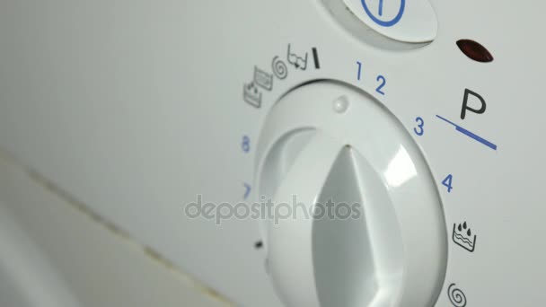 Lavatrice. Impostazione del programma su una lavatrice Primo piano, rotto . — Video Stock