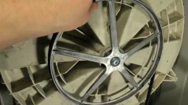 Onarım çamaşır makinesi yöneticisinde. Onarım çamaşır makinesi yöneticisinde