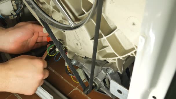 Wasmachine Reparatie, achteraanzicht. Multimeter controleren. — Stockvideo