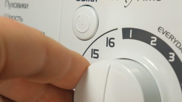 Eine männliche Hand einstellen und High-End-elektronische Waschmaschine einschalten. — Stockvideo