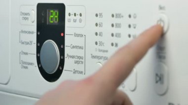 Bir erkek el ayarı ve yüksek dönüm elektronik çamaşır makinesi tarihinde sona.