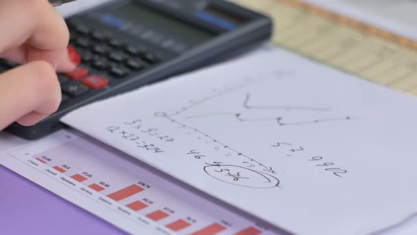 Ženy obchodnice pomocí kalkulačky. Ministr ruce práci s kalkulačkou. — Stock video