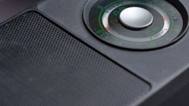 Radyo arama, istasyonları için arama. Ses eski radyo