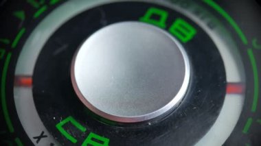 Radyo arama, istasyonları için arama. Ses eski radyo