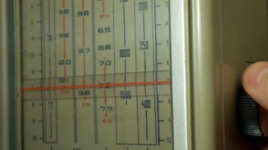 Erkekler ayarlama vintage radyo ver. Erkekler ses eski radyo arama isabet