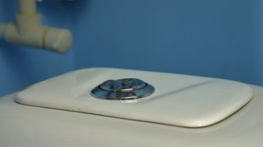 Erkekler çift düğme sifonu üzerine basın. Floş, tuvalet sifonu kolu.