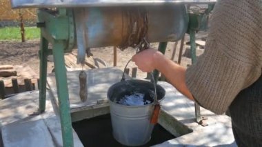 Adam zinciri kova ile su çizmek için rustik kuyuya düşer..